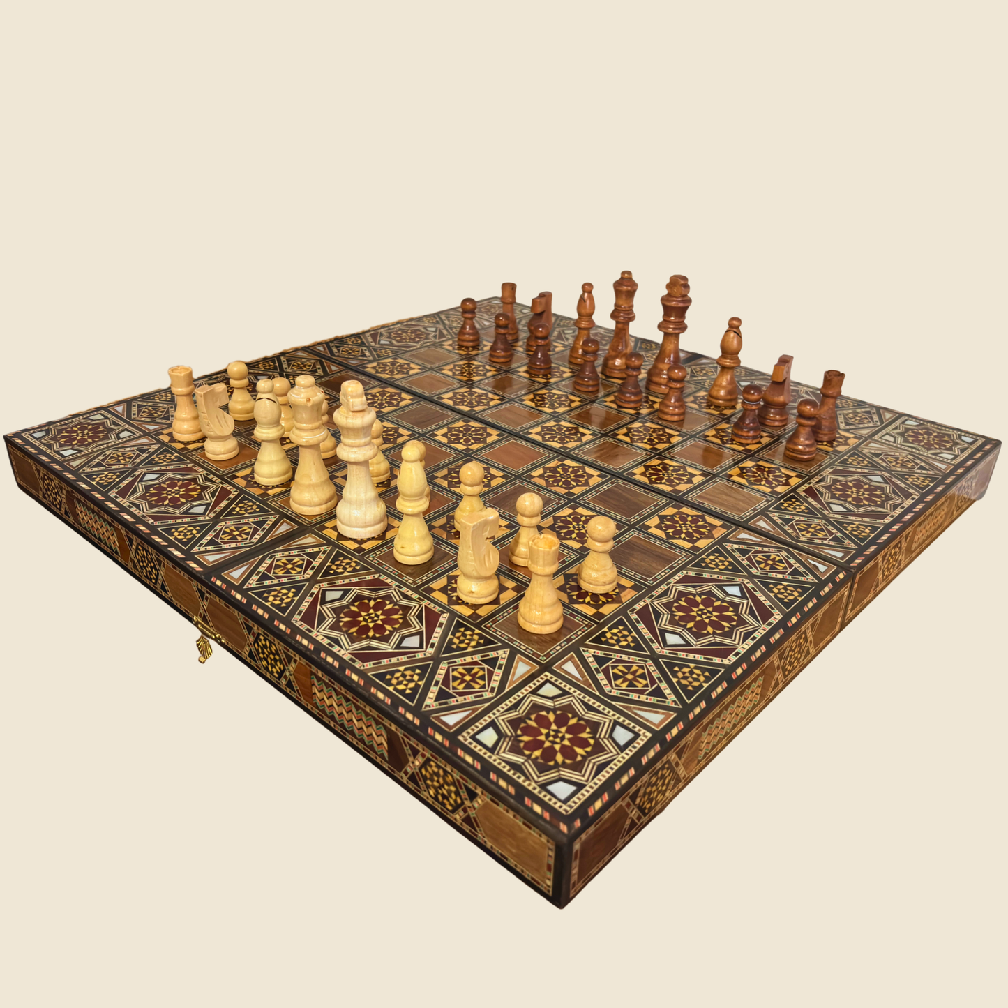Table de Backgammon et d’Échecs Damasquinée Faite à la Main par Gaby Al Dayeh – Chef-d’Œuvre Incrusté de Nacre