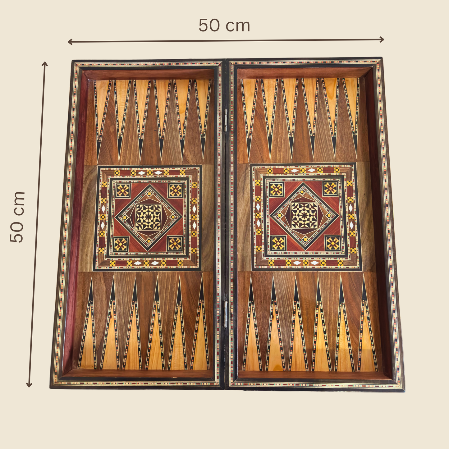 Table de Backgammon et d’Échecs Damasquinée Faite à la Main par Gaby Al Dayeh – Chef-d’Œuvre Incrusté de Nacre