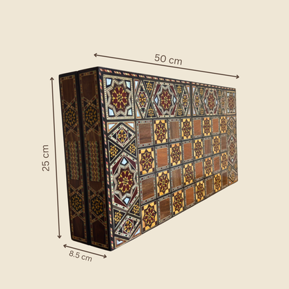 Table de Backgammon et d’Échecs Damasquinée Faite à la Main par Gaby Al Dayeh – Chef-d’Œuvre Incrusté de Nacre
