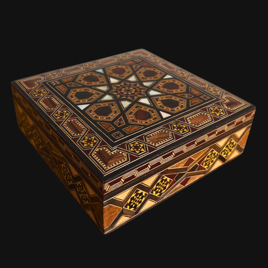 Boîte à Mosaïque Damasquine par Maître Gaby Al Dayeh – Nacre & Velours
