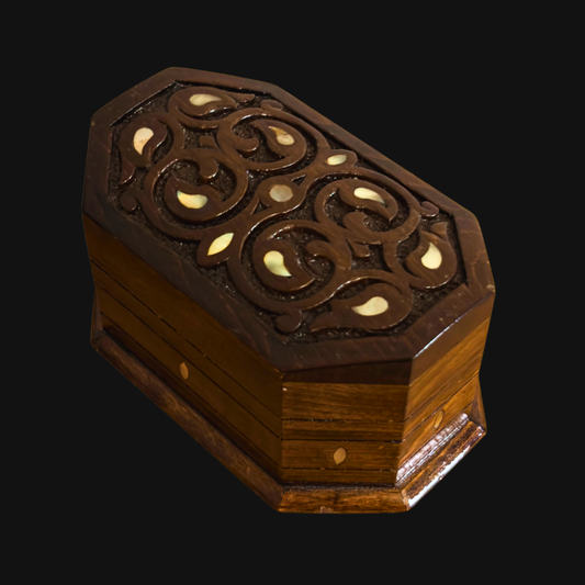 Boîte en Hêtre Sculptée à la Main – Nacre & Velours, Design Oriental Intemporel