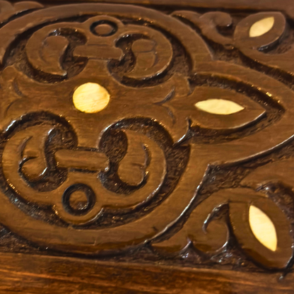 Ręcznie Rzeźbione Pudełko z Buku – Masa Perłowa i Aksamit, Ponadczasowy Wschodni Styl