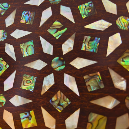 Zenobia – Luxe Damascene Clutch in Notenhout met Parelmoer Inleg & Brokaat Voering