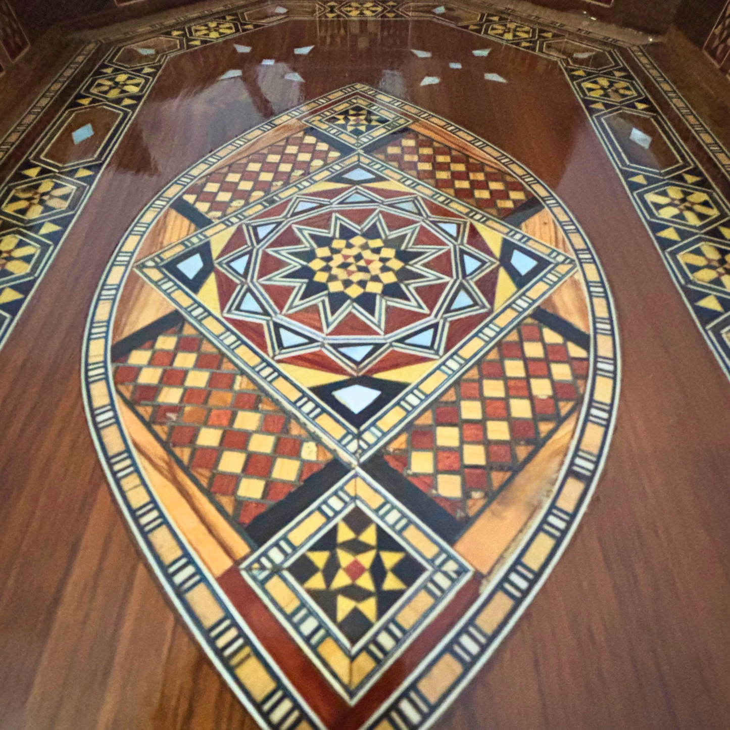 Vassoio Damaschino in Legno – Madreperla & Finitura Noce