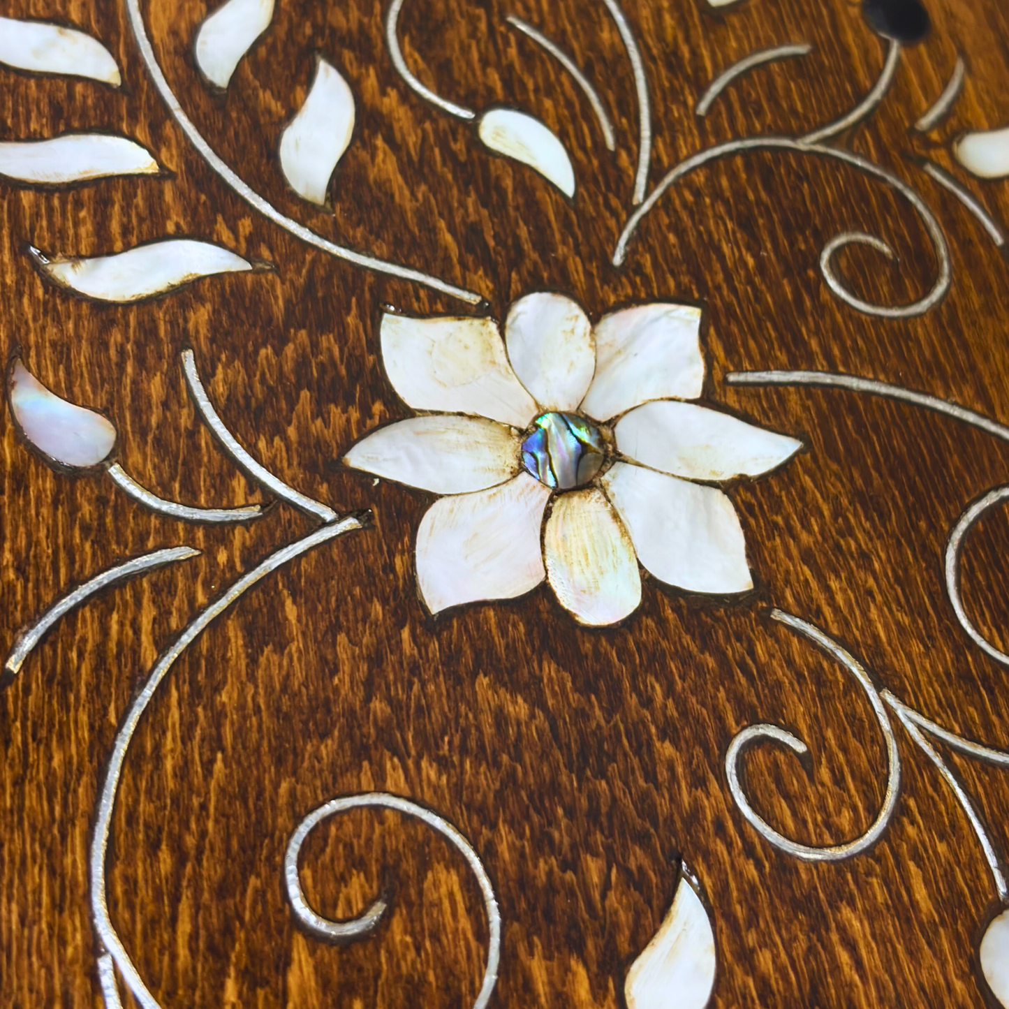 Handgefertigte Luxusbox aus Damaskus – Perlmutt & Samteleganz