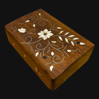 Handgefertigte Luxusbox aus Damaskus – Perlmutt & Samteleganz