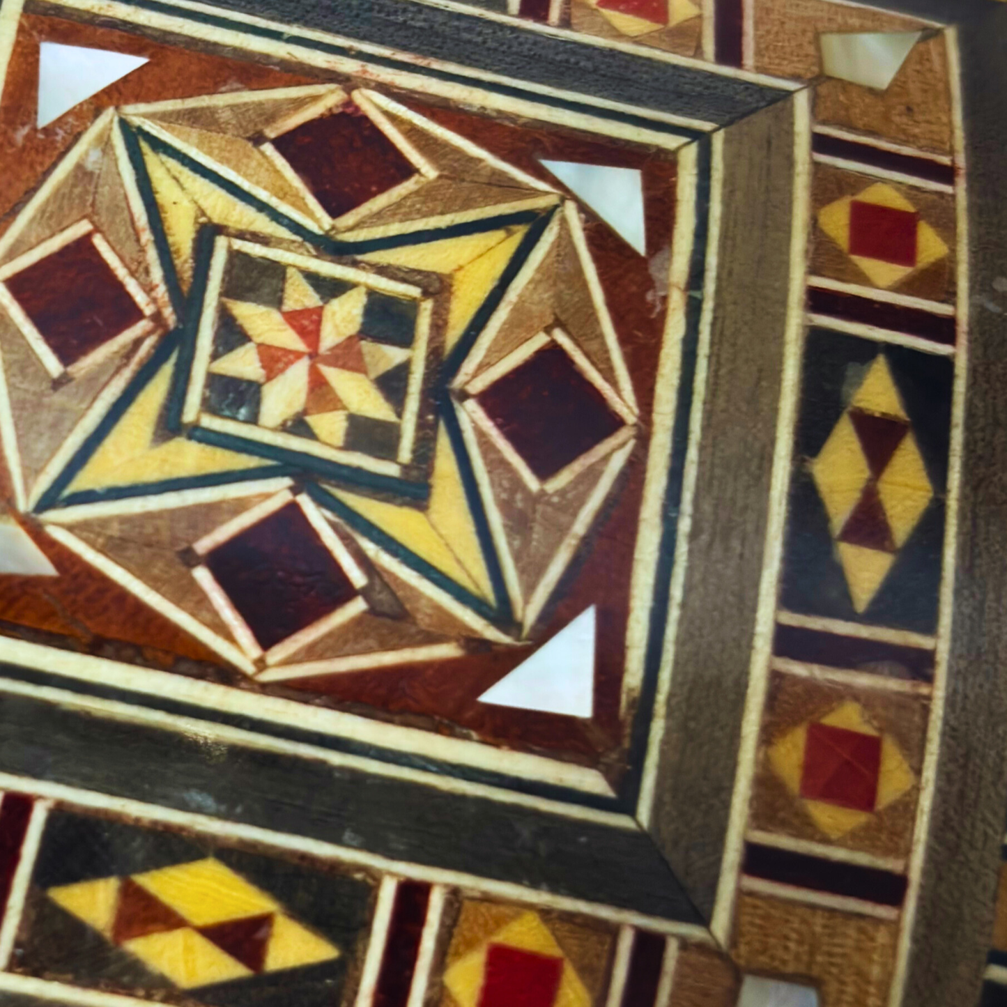 Şam El Yapımı Mozaik Kutu – Geleneksel Sanat & Kadife İç Yüzey