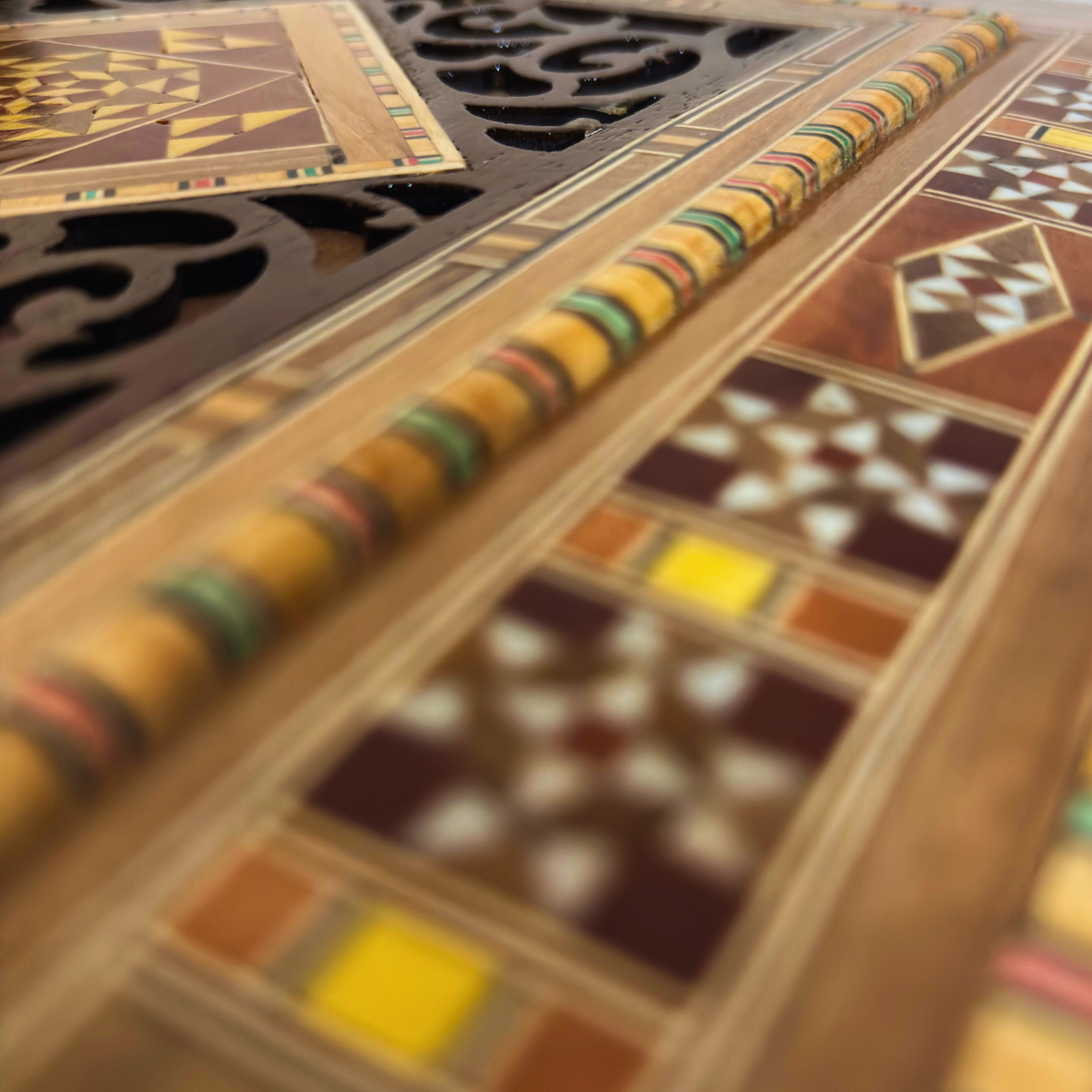 Damasceńska Szkatuła na Biżuterię – Elegancja z Aksamitem