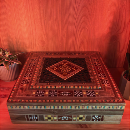 Damasceńska Szkatuła na Biżuterię – Elegancja z Aksamitem