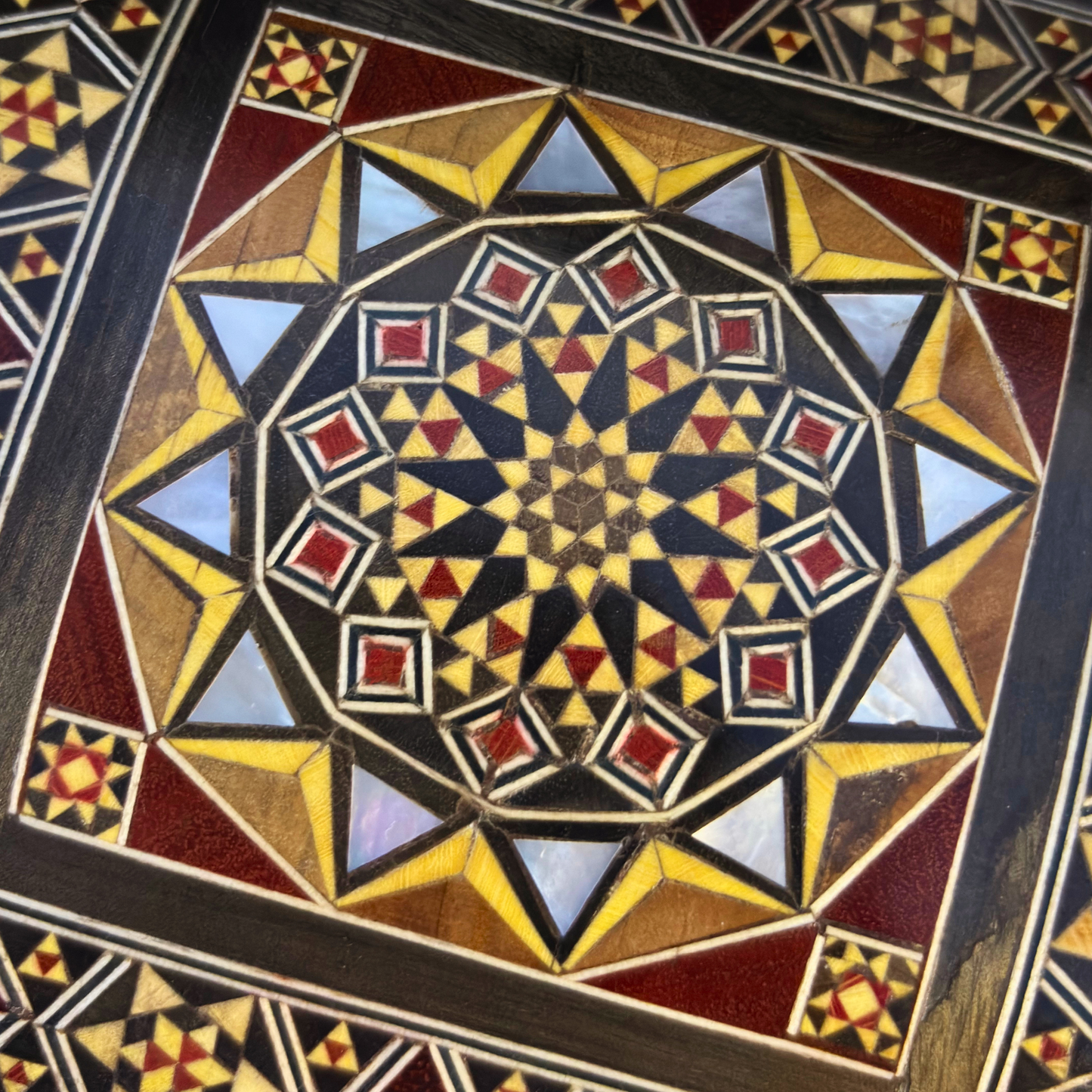 Handgefertigte Mosaik-Schatulle aus Damaskus – Perlmutt & Samt