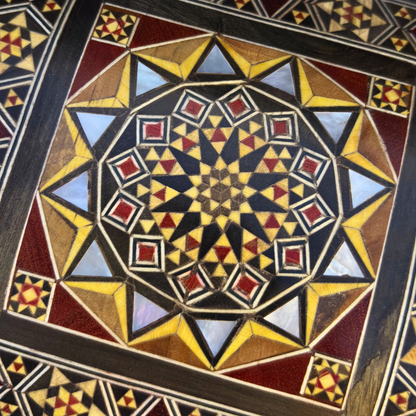 Handgefertigte Mosaik-Schatulle aus Damaskus – Perlmutt & Samt