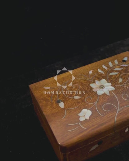 Handgefertigte Luxusbox aus Damaskus – Perlmutt & Samteleganz